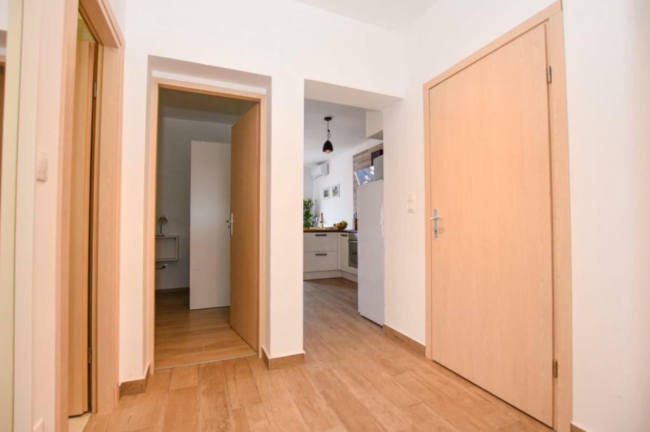 Apartments Milena 8 Mandre Bagian luar foto