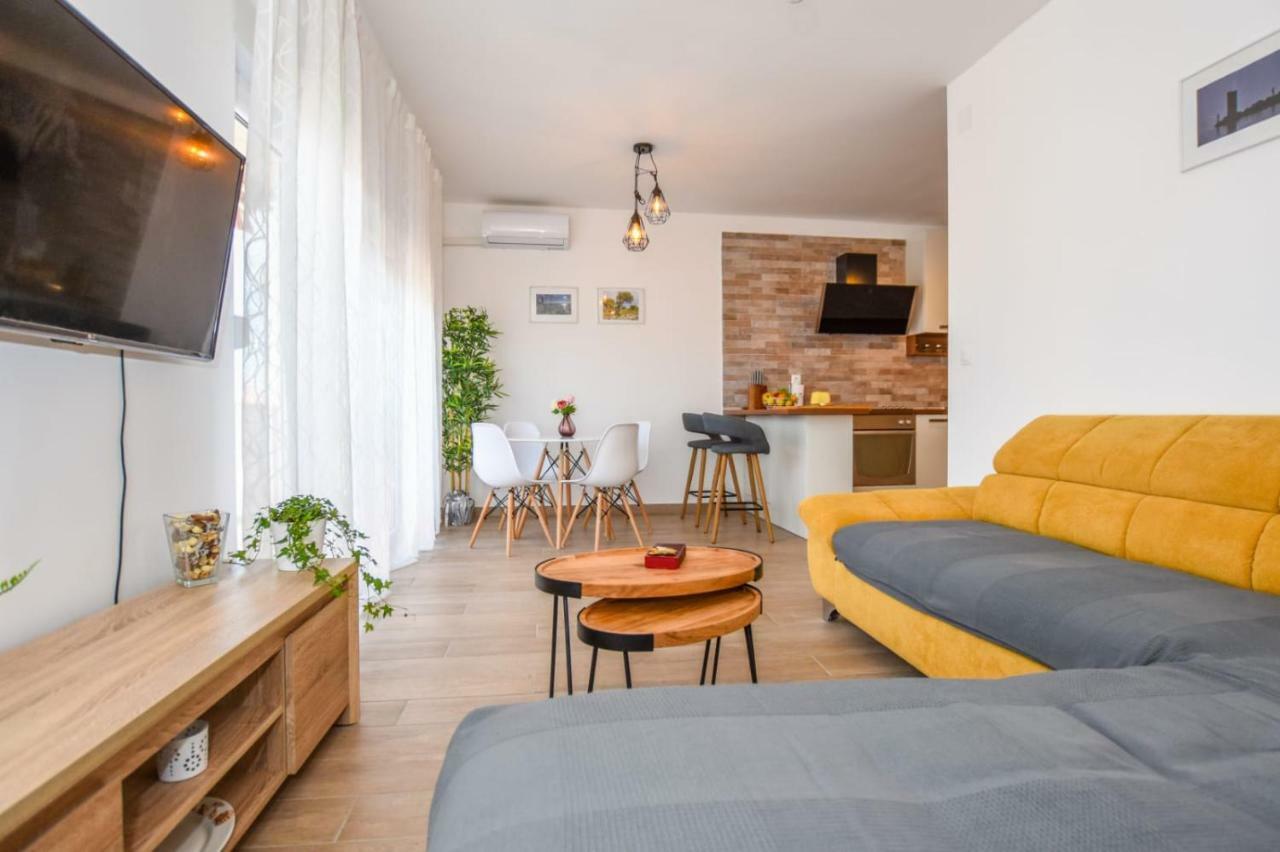 Apartments Milena 8 Mandre Bagian luar foto